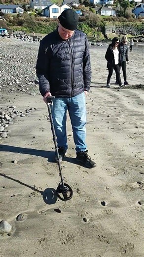 2026.03.14 Fountainstown Beach. Setting up a metal detector.