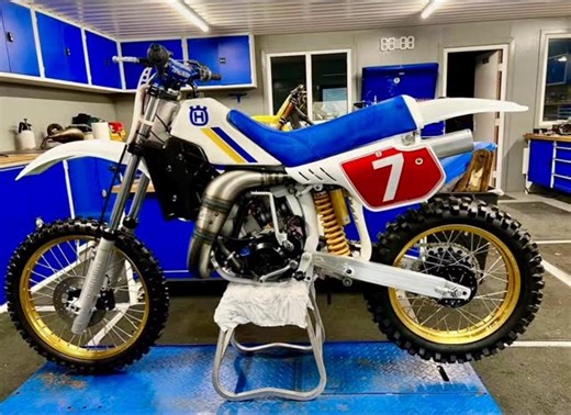 MOTOMAN (PRESERVING MX) on Instagram: "🎅🏻SANTA SUNDAY🎅🏻 Dear Santa, could you please put this under my Christmas Tree, I’d greatly appreciate it! A beautiful restoration from @docwobuk & @jsvexhausts on this 1985 Husqvarna 500CR."
