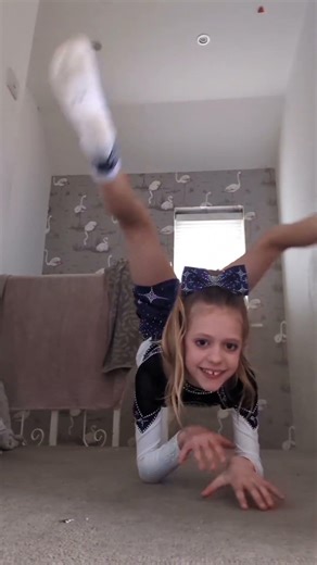 Cheerleading warm ups and stretches. I 💜cheer #cheerleader #cheer #flexibility #stretching #fitness