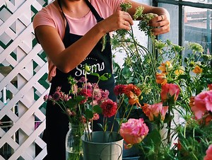 This Brooklyn flower shop is selling gorgeous bouquets for non-profits every Sunday