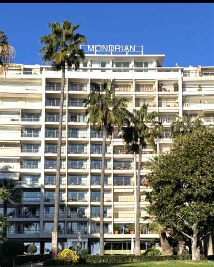 ✨ Un écrin de luxe face à la mer sur la Croisette 🌊 Studio de 30 m² entièrement rénové avec des prestations haut de gamme, offrant une magnifique vue mer au cœur de la Croisette. Élégance, confort et emplacement d'exception se réunissent dans ce bien rare, idéal pour un pied-à-terre de prestige ou un investissement de qualité. 📩 Contact en bio pour en savoir plus ou planifier une visite. ——— ✨ A luxurious seaside retreat on the Croisette 🌊 Fully renovated 30 sqm studio featuring high-end fini