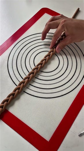 🐣🧺 This Easter basket is 100% fondant magic.