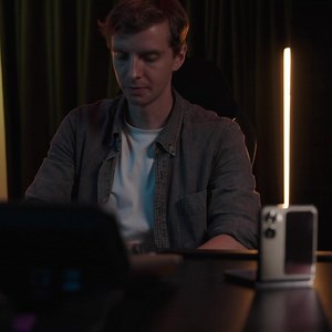 Clement uses his Cover Screen widgets to help him compose magical melodies 🎵 How would you use your #OPPOFindN2Flip Cover Screen? 🤔 Share your ideas and tag them with #SeeMoreCreateMore to show off your creativity 🤩 | OPPO