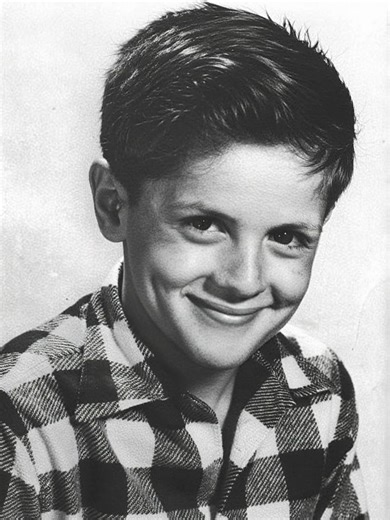 34K views · 229 reactions | "From a rejected child to a Hollywood star"This famous actor faced rejection at home and on screen.狼Despite these struggles, he became a Hollywood star and believed that one important thing, ''a coat, had saved'' his life.️‍♂️➡️For more details check the comment box below⬇️⬇️ | Beauty of the World | Facebook