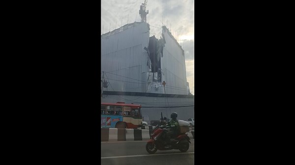Concrete block falls onto road when crane hoist snaps