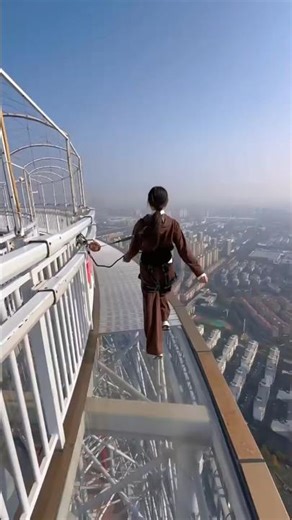 Fearless Girl Running at Extreme Height 😳 Ultimate Courage Test 💪