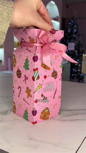 Christmas has landed at Wish Upon A Candle Co. Our 3 piece fragrance set includes x1 30cl candle, x1 100ml room mist, x1 wax melt bar & the Christmas cracker🥳🫶🏻 #candle #candles #christmasgiftideas #christmascandle #homefragrance