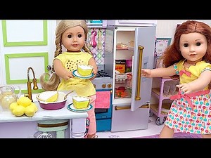 Doll sisters cooking lemon pie in the toy kitchen! Play Dolls chores for kids
