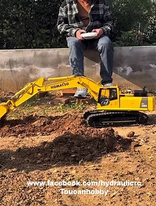 234K views · 4.2K reactions | Digging a ditch with the 1/14 scale PC360 excavator in my backyard that my wife will definitely shout at me about 朗朗 #rcconstructionmodels #rcconstruction #excavator #hydraulic #RC #hydraulicrc #construction | Toucanhobby RC Model | Facebook