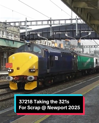Another one bites the dust! And wait…. That’s not the usual 37? Well something a bit different appears! Well isn’t that interesting it’s a Plain Blue Class 37 hauling 2 Class 321s to get scrapped. #class321 #trains #scraptrain #railways #fyp
