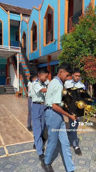 Juara Lomba Paskibra dengan Piala Tertinggi 6 Kaki 3 Meter