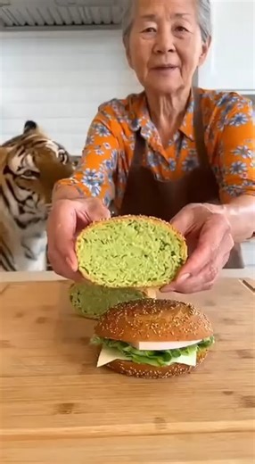 🥑🧀 Grandma’s Recipe Tutorial: Low-Carb Avocado Cheese “Bread” (Flourless) Want a sandwich but don’t want flour? This one is amazing. Avocado cheese egg create a slice that actually holds together. After baking, the outside is golden while the inside stays light green, firm, and not crumbly. Add lettuce and ham and you can eat it just like bread 😋 Ahu only peeks, smells the aroma, sits quietly, and gently wags his tail the whole time — never stealing the spotlight. ⏰ Time Guide Prep: 5–8 minut