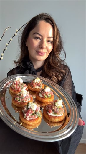 Laven Mokri | Tonfisk tartar på potatisbulle - busenkel förrätt eller aptitretare som känns lyxig men som bara tar några få minuter att slänga ihop.... | Instagram