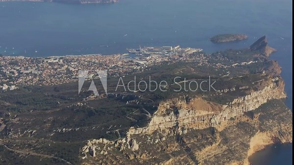 Vue aériennes des falaises de Cassis, Cap Canaille et Bec de l'Aigle entre Cassis et la Ciotat.