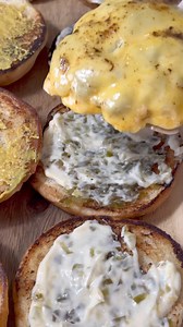 Cheeseburger de diezmillo La carne que utilicé es diezmillo, pero puedes usar, sirloin, picaña, new york o costilla. Siempre que cocino uso mis guantes de nitrilo de @_mtg_store porque me ayudan a cocinar mucho mas seguro. #parallorardefelicidad #elasadorongui #cheeseburger | El Asadoronguirirongui