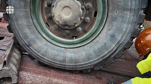 Der Transport über lange Strecken kann auf der Schiene effektiver sein. Deshalb übt das Logistikbataillon 467 aus Volkach regelmäßig die Verladung von Fahrzeugen auf Transportwagen der Deutschen Bahn. Für die schnelle und sichere Verladung ist das Zusammenspiel der Soldatinnen und Soldaten von entscheidender Bedeutung. Nur wenn Kraftfahrer, Einweiser, die Soldaten, die die Fahrzeuge auf den Waggons sichern, bis zum Warnposten alle Hand in Hand arbeiten, kann ein Transportzug zügig beladen werden