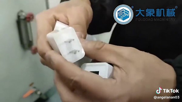 This machine is ideal for sleeve labeling textile threads, light bulbs, spherical toys, juice and tea beverage bottles, dairy bottles, pure water bottles, condiment bottles, beer bottles, sports drink bottles, and various other bottle types in the food and beverage industry. It offers high label positioning accuracy while enhancing the bottle's appearance and seamlessly completing the bottle shape after shrinking. Shrink sleeves are available in vibrant full-color or clear 360-degree labels that