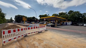 Wut in Köln-Worringen: Tankstelle und Stadt streiten um Baustelle