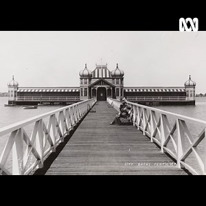 WOW!! Elizabeth Quay is unrecognisable in 1899 😮 Of course, it was only built in the 2010s. Way back in the 19th century, the city foreshore was home to the Perth City Baths. Watch as this old photo melts into the current day 📺 We're time travelling through Perth all this week thanks to the new Old Perth database, which lets you relive Perth’s forgotten past: https://ab.co/39LlADl What do you remember about growing up in Perth? 🤔 | ABC Perth