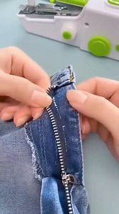 ¡Facilita tus costuras diarias con nuestra Máquina de Coser Manual Portátil! ✂️🧵 ✅ Compacta y fácil de usar. ✅ Perfecta para arreglos rápidos. ✅ Funciona en todo tipo de telas. | Compralo Ahora UY