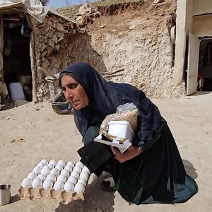 Grandmother's inventiveness in creating a canopyA parrot was a gift from the videographer for the chickens | Thong Kong