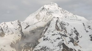 Le glacier au-dessus de Blatten menace de rompre sous la pression de 9 millions de tonnes de débris | RTS