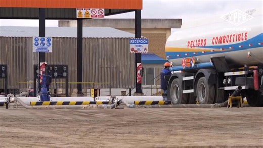 YPFB inauguró el Sistema de Recepción Dual de diésel y gasolina, que duplicará la capacidad de descarga de cisternas de importación y agilizará los despachos al departamento de La Paz. La obra demandó una inversión superior a los Bs 4 millones e incorporó tecnología de última generación. La inauguración se realizó en el marco de la entrega de las 200 obras en homenaje al Bicentenario de Bolivia. #YPFB #SomosEnergía! #BicentenarioDeBolivia 🇧🇴 | YPFB Corp.