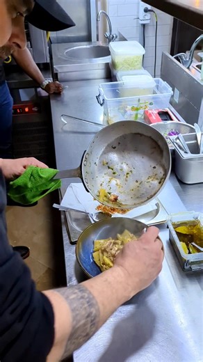 🇮🇹 Le grand chef italien Federico Genovese du restaurant Casa Lico à la #Marsa nous montre comment préparer ses "#Paccheri" (pâtes fait-maison) avec du #poulpe poilé 🐙 au vin blanc 🍾 et #chimichuri 🇦🇷🇺🇾 aux piments 🌶 et câpres ! 🎬 : ©️ Mangeons bien / mangeonsbien.com | Mangeons bien