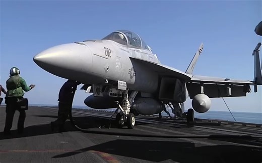 美国武器装备之波音F-18超级大黄蜂舰载攻击战斗机！