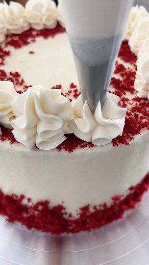 Red velvet cake decorating! #cakedecorating | Cake Me Home Tonight