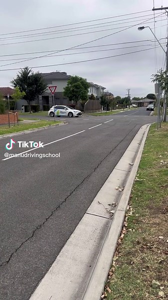 Right hand turning! Right and wrong way. Find the right way of turning. #bestdrivingschool #bestinstructor #knowladgableinstructor #professionalinstructor #patientinstructor #tipsforlife #drivingtips #drivetests #foryou #foryourpage #parkingtips #melbournedriving #manudrivingschool_melbourne_vic