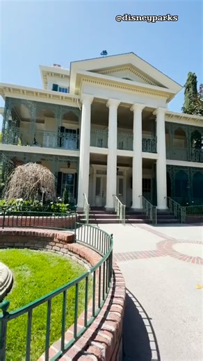 How To Skip The Lines At Disneyland 🤫 • Video credits (TikTok) quinncameronmusic Disneyparks • #disney #disneyparks #disneyland #disneyworld #disneytips #disneylandresort #disneylandtips #disneylandapp #disneysecrets #disneyhack #hauntedmansion #dca #californiaadventure #incredacoaster #hauntedmansionholiday #disneyland70th | Nostalgiamountain