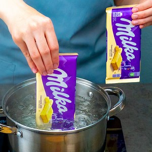 Ohne schmutzige Gefäße! Schmelzen Sie die Schokolade richtig für den leckersten Kuchen Zutaten: Kekse - 150 g 2min mischen Haselnüsse - 50 g 2min mischen Nutella - 50 g Formgröße 18 x 28 cm ABKÜHLEN LASSEN 30 Minuten für die creme: Mascarpone - 200 g Schlagsahne - 200 ml Vanilleessenz - 5 ml ABKÜHLEN LASSEN 40 Minuten Für die Glasur: dunkle Schokolade - 100 g Öl - 30 ml IN DER MIKROWELLE 1 Minute Wasser - 2 l Bring es zum Sieden Milka weiße Schokolade - 1 Stück ABKÜHLEN LASSEN 30 Minuten für den