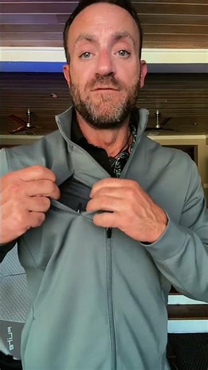 This MAELREG men’s golf windbreaker actually moves with you