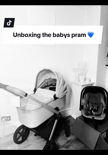Venicci Upline 3 Pram: Style & Practicality