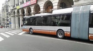 Ca y est ! Le premier bus hybride articulé IVECO est sur le réseau ! Il circule depuis ce matin sur la ligne 29 et d'autres suivront prochainement sur la ligne 63. Un nouveau pas en direction de notre Plan Directeur Bus. Vous voulez en savoir plus sur les prochaines étapes ? Filez lire notre blogpost à ce sujet ! https://stibstories.be/2019/05/16/le-nouveau-plan-directeur-bus-en-2019/ | STIB