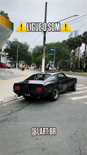 L'ART on Instagram: "FORD MUSTANG MACH 1 - 1969 Um dos ícones mais marcantes da era de ouro dos muscle cars americanos. Lançado em um período em que potência, estilo e atitude dominavam as ruas e as pistas, o Mustang 1969 representava o equilíbrio ideal entre esportividade e elegância, sendo uma versão mais agressiva e refinada do já lendário Mustang. Debaixo do capô, o motor 351 Windsor foi preparado com kit Eagle, aumentando a cilindrada para 408 polegadas. Recebeu virabrequim, pistões e biela
