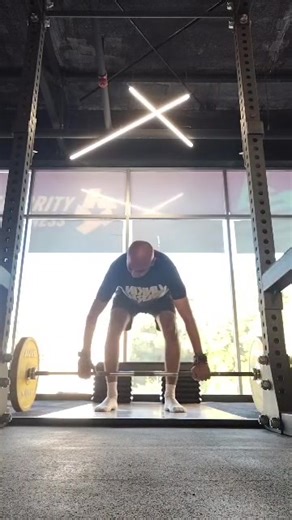 I always remind my patients: health and wellness are not theories. They are daily practices. We talk about eating real food, paying attention to meal timing, and building strength through resistance training because metabolism, hormones, and longevity respond to what we do consistently, not occasionally. So this is how most of my mornings look. On busy days, I keep it simple a quick run to get the body moving and the system awake. On less hectic days, I focus on resistance training, because musc