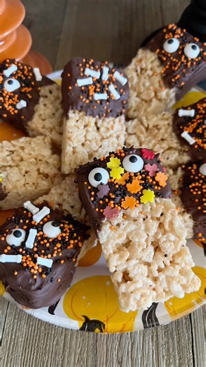 Spooky Treats DIY! Chocolate dipped rice crispy treats for Halloween! #halloweentreats