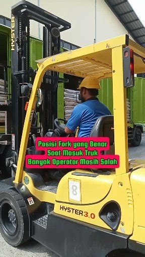 "The Correct Fork Position When Entering a Truck, Many Operators Still Get It Wrong!" When loading a forklift into a truck to retrieve a pallet, the forks must be positioned correctly to ensure safety and prevent damage to the load: 1. The forks must be parallel to the truck floor. Ensure the forks are straight and not tilted up or down to avoid scraping the floor or hitting the pallet. 2. Adjust the forks to the same height as the base of the pallet. Don't make them too high, as they could hit 