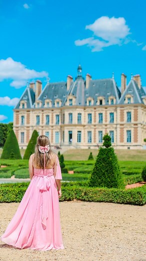 For those looking to capture stunning photos, @jazwanderlust shares with us a hidden gem, just a short distance from Paris. Where you can capture breathtaking photos, and what better way to do it than in JJ’s House? 🔎 👗 251578 #JJsHouse #JJsWoman #BeautifulDress #BeautifulYou #Craftmanship #HandMadeForYou #PinkDressLove #Barbie #BarbiesWorld #PinkDress #HotPink #BarbiePink #BarbieGirl #ParisianChic #SummerLoving #SummerVacation #ShadesOfPink | JJ's House