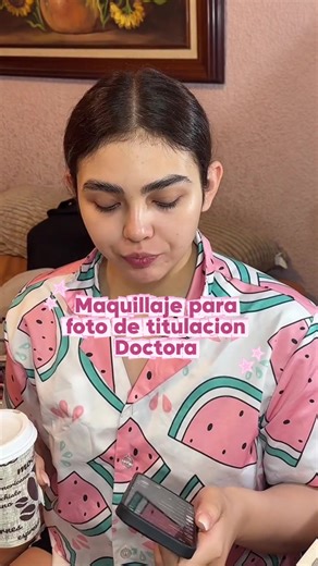 Maquillando a mi hermana para su titulación