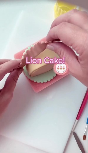 Lady Berry Cupcakes: Lion Cupcake Decorating with Fondant