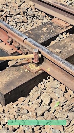 Marteau contre clou : Comment la force forgée assure la stabilité des rails