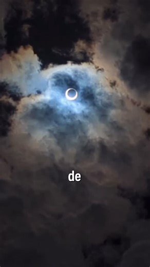 Moon🌑 on Instagram: "🌑🔥O “Anel de Fogo” vai iluminar o céu em fevereiro de 2026 No dia 17 de fevereiro de 2026, o céu será palco de um dos fenômenos mais impressionantes da astronomia: um eclipse solar anular, conhecido como Anel de Fogo. Nesse alinhamento raro, a Lua passa diante do Sol sem encobri-lo totalmente, criando um círculo luminoso perfeito ao redor de sua silhueta. O fenômeno poderá ser visto de forma total em regiões do hemisfério sul, enquanto em países como o Brasil a observação