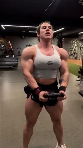 Leyvina Barros' INSANE Biceps Flex Will Shock You! 💪