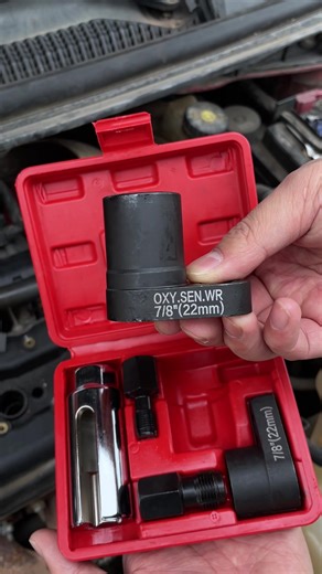 Este socket hace el trabajo fácil y rápido. #HerramientasParaMecanicos #CambioDeSensor #ReparaciónDeAutos #TallerEnCasa