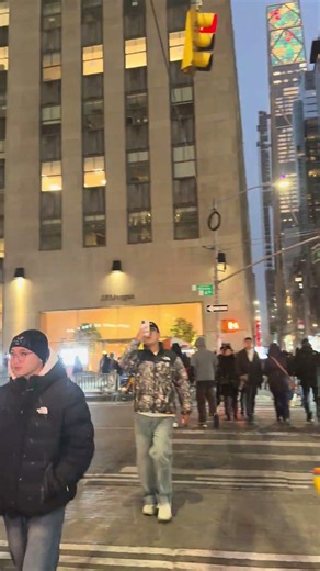 NYC Winter City Walk – Explore Bustling Streets & Holiday Vibes
