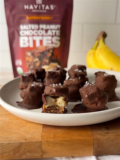 Valentine’s weekend leftovers? Say less. 🍫😍 Instead of letting that #chocolate collect dust in the pantry, melt it down and turn it into these Frozen PB Banana Bites! 🥜🍌 Made with our Salted Peanut Chocolate BITES, they're giving frozen candy bar energy — made with organic, feel-good ingredients. 🌱 INGREDIENTS #NavitasOrganics Salted Peanut Chocolate BITES ¼ cup natural peanut butter 1 banana 1 cup Navitas Organics Semi-sweet Cacao Wafers 2 tsp. coconut oil Flaky sea salt, to garnish DIRECT