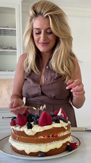 Delicious Fresh Berries & Prosecco Cake Recipe